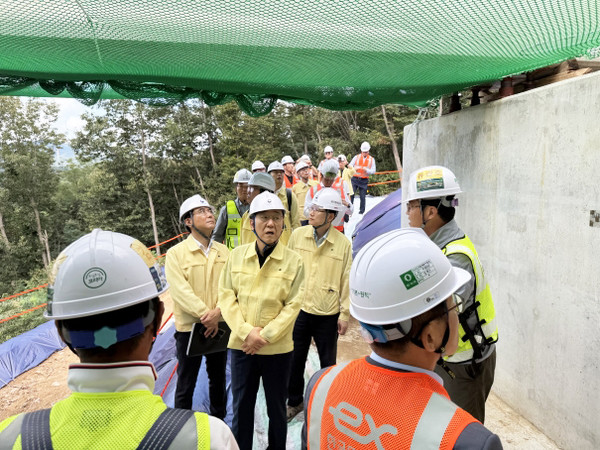 김윤덕 국토교통부장관은 지난 8월 29일 세종포천 고속도로 오송지선 건설공사 현장(세종 전동면)의 안전관리 실태를 점검하고 있다.(사진=국토교통부)
