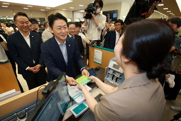 권대영 금융위원회 부위원장이 지난 1일 예금보호한도 1억원 시행 첫 날 서울 중구 하나은행 본점 영업점을 방문해 직접 시연 및 소상공인 예금자가 직접 예금상품에 가입하면서 예금자 보호제도에 대한 은행 직원의 설명을 청취했다.(사진=금융위원회)