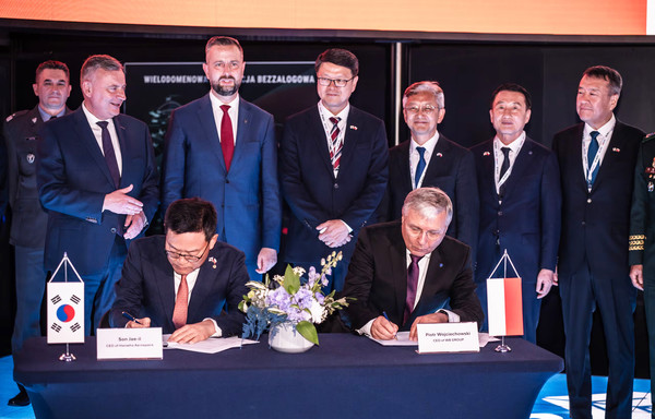2일(현지 시각) 폴란드 키엘체 국제 방위산업 전시회(MSPO 2025)에서 열린 천무 유도탄 생산을 위한 현지 합작법인 계약식에서 손재일 한화에어로스페이스 대표(앞줄 왼쪽), 피오트르 보이첵 WB그룹 회장(앞줄 오른쪽)이 계약서에 서명하고 있다.(사진=한화에어로스페이스)