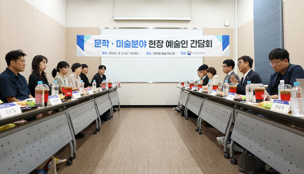 최휘영 문화체육관광부 장관이 3일 서울 종로구 예술가의 집에서 문학·미술분야 현장 예술인을 만나 간담회를 갖고 문학과 미술 분야의 현장 의견을 수렴하고 있다.(사진=문화체육관광부)