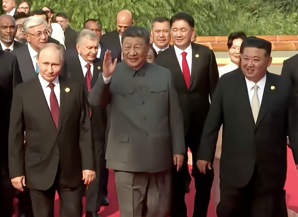 3일 베이징 천안문 광장에서 열린 승전 80주년 기념 행사군에서 사 퍼레이드에 앞서 (왼쪽부터) 블라디미르 푸틴 러시아 대통령, 시진핑 중국 국가주석, 김정은 북한 지도자가 함께 걸어가고 있다.(사진=TV 화면 갈무리)