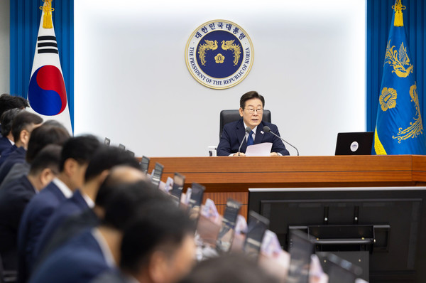이재명 대통령이 4일 서울 용산 대통령실 청사에서 열린 9차 수석·보좌관 회의를 주재하고 있다.(사진=대통령실)