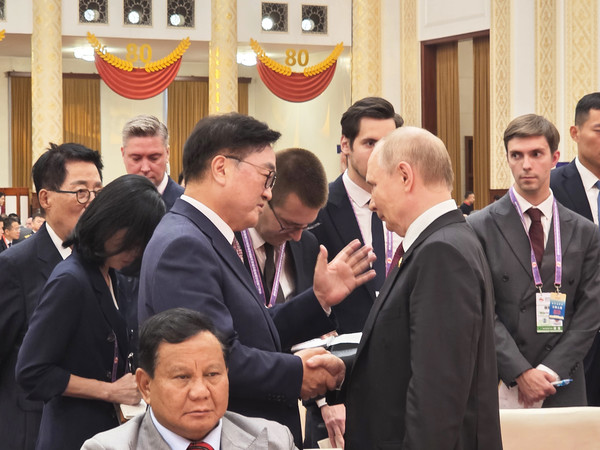 우원식 국회의장이 3일 중국 베이징에서 열린 제80주년 중국 전승절 열병식 및 환영 리셉션에서 블라디미르 푸틴 러시아 대통령과 대화하고 있다. (사진=국회의장실)