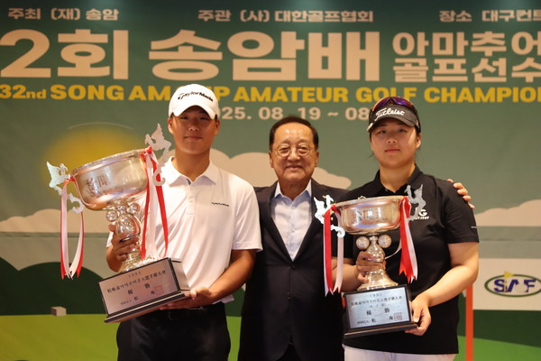 (사진=우기정 이사장(가운데)이 우승한 선수들과 기념촬영을 하고 있다.)