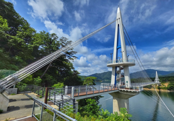 (사진=(주)코리아에스이가 시공한 양구 상무룡 출렁다리)