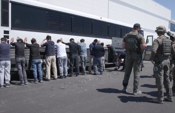 미국 이민 단속 당국이 지난 4일(현지시간) 조지아주 현대차그룹-LG에너지솔루션의 합작 배터리 공장 건설현장에서 벌인 불법체류·고용 단속 현장 영상과 사진을 홈페이지를 통해 공개했다.(사진=ICE 홈페이지 영상 갈무리)