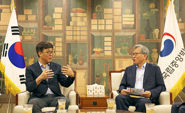 최휘영 문화체육관광부 장관(왼쪽)이 지난 3일 서울 용산구 국립중앙박물관을 방문해 유홍준 국립중앙박물관장과 주요 현안에 대해 의견을 나누고 있다.(사진=문화체육관광부)