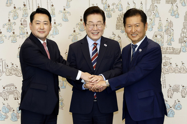 이재명 대통령이 8일 용산 대통령실에서 여야 지도부 오찬 회동에 참석한 더불어민주당 정청래 대표(오른쪽), 국민의힘 장동혁 대표(왼쪽)와 기념촬영을 하고 있다. (사진=대통령실사진기자단)