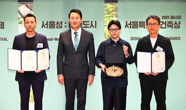 오세훈 서울시장이 9일 ‘제17회 서울건축문화제’ 개막식에서 올해 서울시 건축상 대상을 수상한 ‘코어해체시스템’ ㈜푸하하하건축사사무소 한양규 건축가와 기념촬영을 하고 있다.(사진=서울시)