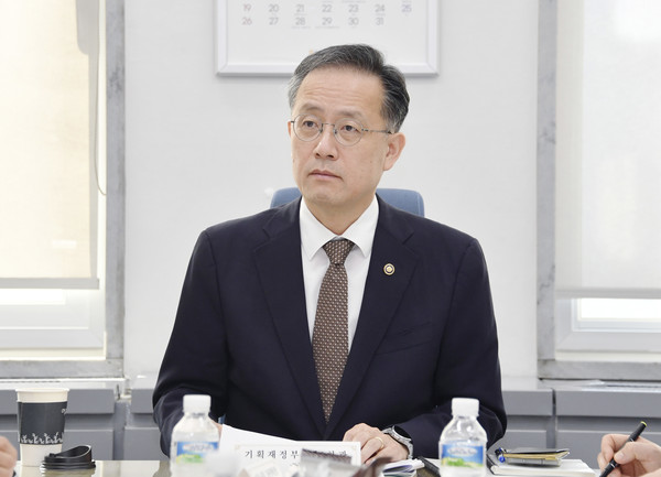 이형일 기획재정부 차관이10일 국회의사당에서 열린 ‘2025년 9월 일자리 전담반 회의’를 주재하고 있다.(사진=기획재정부)