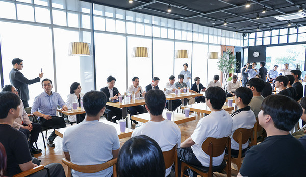 14일 장동혁 국민의힘 당 대표와 당 지도부가 부산광역시에 위치한 부경대학교를 방문해 부산지역에서 학업에 열중하는 청년들과 만나 간담회를 진행하고 있다.(사진=국민의힘)
