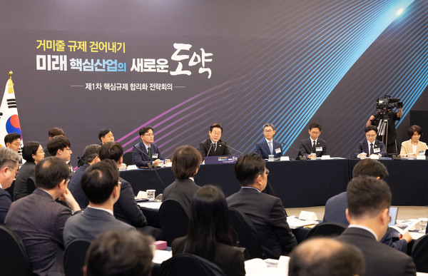 정부는 15일 서울 성북구 한국과학기술연구원(KIST)에서 이재명 대통령 주재로 제1차 핵심규제 합리화 전략회의를 열었다.(사진=대통령실)