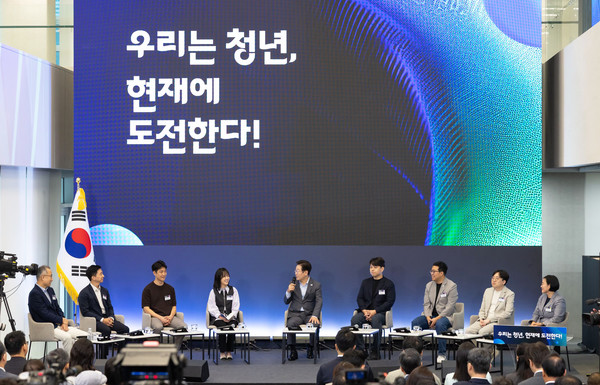 이재명 대통령이 17일 경기도 성남시 스타트업 스퀘어에서 열린 청년 스타트업 상상콘서트에서 참석자들과 토론하고 있다.(사진=대통령실)