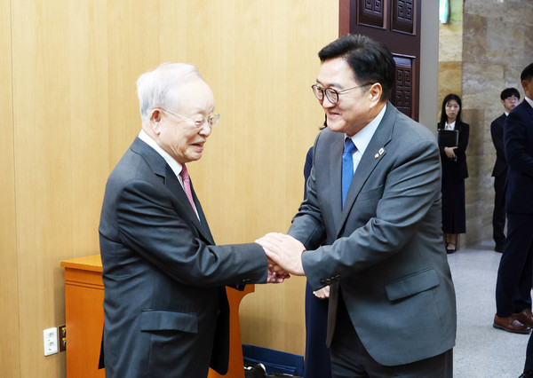 우원식 국회의장이 17일 국회 접견실에서 한중경영자회의 대표단을 접견, 한국측 의장 한국경영자총협회 손경식 회장과 인사하고 있다.(사진=국회의장실)