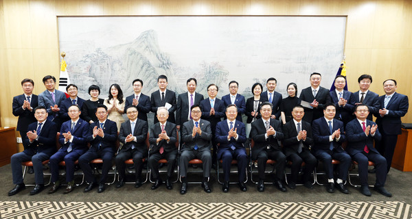 우원식 국회의장이 17일 국회 접견실에서 한중경영자회의 대표단을 접견, 참석자들과 기념촬영을 하고 있다.(사진=국회의장실)