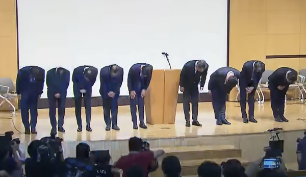 조좌진 롯데카드 대표이사 등 관계자들이 18일 서울 중구 부영태평빌딩에서 해킹 사고로 인한 고객 정보 유출사태에 대해 대고객 사과를 하고 있다.(사진=TV 화면 갈무리)