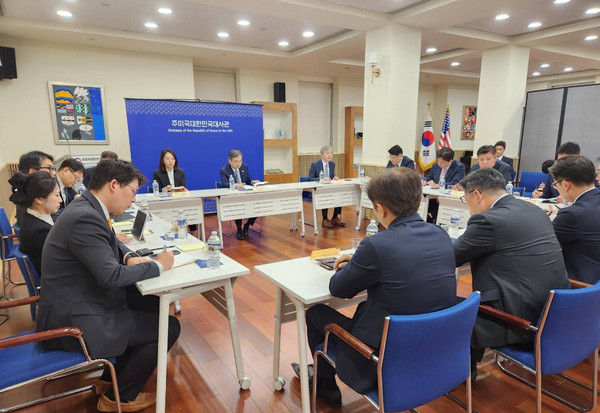 지난 9월 9일 조현 외교부장관이 워싱턴 D.C. 주재 우리 기업 대표들과 간담회를 개최하고 비자 문제를 포함한 우리 기업의 애로사항과 건의사항을 청취하고 있는 모습 (사진=외교부 자료사진)