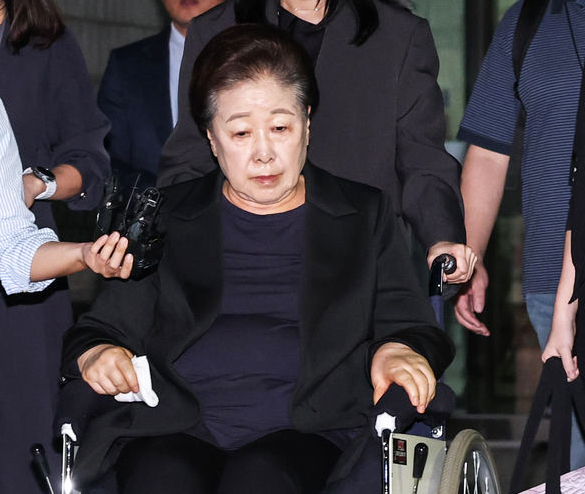 윤석열 정권과 통일교가 연관된 ‘정교유착 국정농단’ 의혹을 받는 한학자 통일교 총재가 22일 서울중앙지법에서 구속 전 피의자 심문(영장실질심사)을 받기 위해 출석하고 있다.(사진=TV 화면 갈무리)