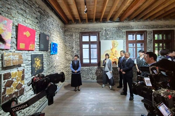 내외 귀빈들에게 작품 설명을 하는 이응선 조직위원장[사진=한중미술협회 제공]