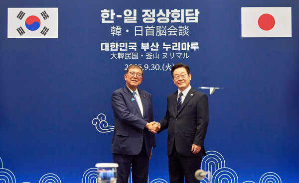 이재명 대통령과 이시바 시게루 일본 총리가 30일 부산 누리마루 APEC 하우스에서 정상회담에 앞서 악수하고 있다.(사진=대통령실)