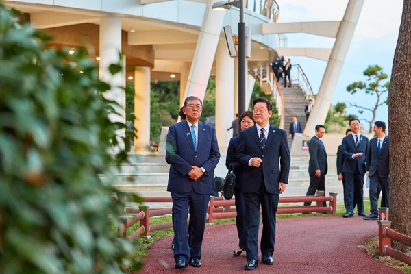 이재명 대통령과 이시바 시게루 일본 총리가 30일 부산 누리마루 APEC 하우스에서 산책을 하고 있다.(사진=대통령실)