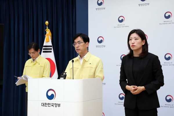 김민재 중앙재난안전대책본부 1차장(행안부 차관)이 9월 30일 정부세종청사 민원동 공용브리핑실에서 국가정보자원관리원 행정정보시스템 화재 관련 중대본 브리핑을 하고 있다.(사진=행정안전부)