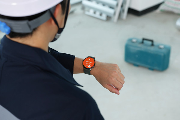 삼성전자 모델이 ‘스마트싱스 프로 안전 관리 솔루션(SmartThings Pro for Safety)’이 적용된 ‘갤럭시 워치’ 알림을 확인하고 있다.(사진=삼성전자)