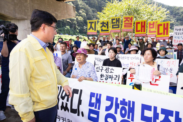 김성환 환경부 장관이 지난 8월 29일 충남 청양군 지천댐 후보지를 찾아 주민 의견을 듣고 있다.(사진=환경부)