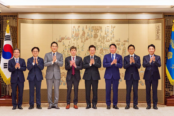 이재명 대통령이 1일 용산 대통령실에서 샘 올트먼 오픈AI CEO와의 접견에 앞서 참석자들과 기념촬영을 하고 있다. (왼쪽부터) 김용범 정책실장, 김정관 산업부 장관, 이재용 삼성전자 회장, 샘 올트먼 오픈AI CEO, 이재명 대통령, 최태원 SK그룹 회장, 배경훈 과기부 장관, 강훈식 비서실장 (사진=대통령실)