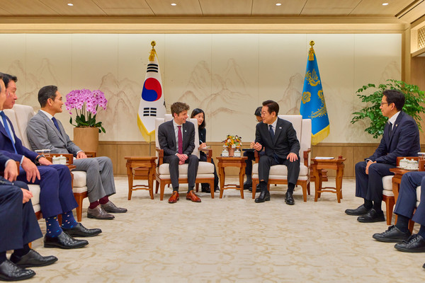 이재명 대통령이 1일 서울 용산 대통령실에서 챗GPT 개발사 오픈AI의 샘 올트먼 CEO를 접견하고 있다. 이 자리에는 이재용 삼성전자 회장, 최태원 SK그룹 회장 등도 동석했다.(사진=대통령실)