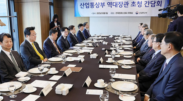 김정관 산업통상부 장관이 1일 서울 중구 프레스센터에서 열린 산업통상부 역대장관 초청 간담회를 주재하고 있다.(사진=산업통상부)