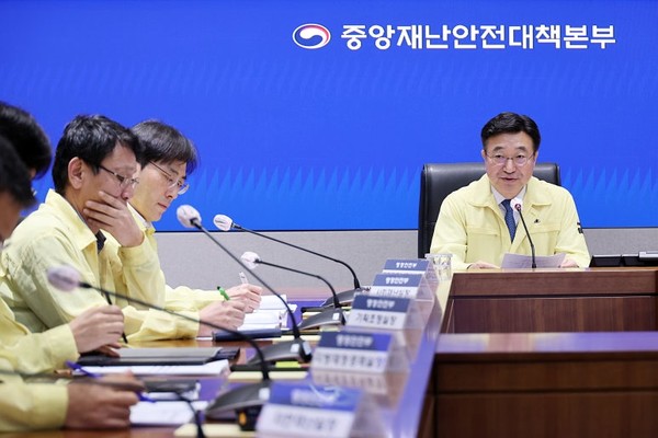 윤호중 중앙재난안전대책본부장(행정안전부 장관)이 9일 정부서울청사에서 국가정보자원관리원 행정정보시스템 화재 관련 중대본 회의를 주재하고 있다.(사진=행정안전부)