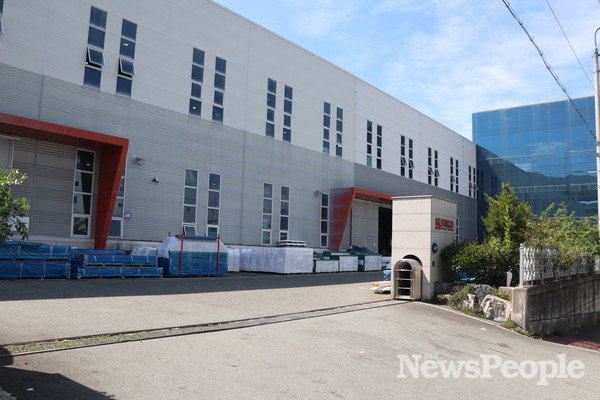 (사진=공장내부 및 주차장에 가득찬 자재 및 제품들)