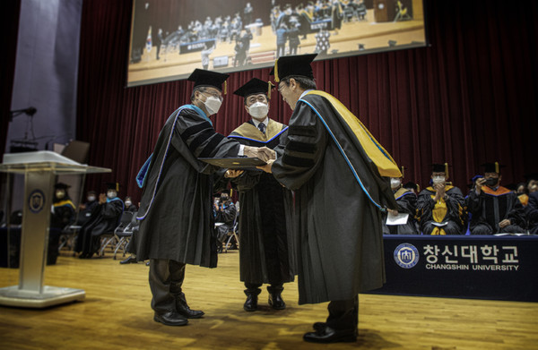 (사진=2023년 창신대 박사학위 수여식 모습)