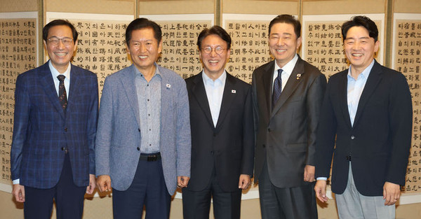 지난달 14일 열린 당정대 고위급 만찬회동 모습. (왼쪽부터)우상호 대통령실 정무수석, 더불어민주당 정청래 대표, 김민석 국무총리, 더불어민주당 김병기 원내대표, 강훈식 대통령비서실장 (사진=공동취재단)