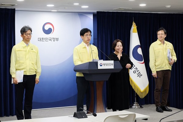 김민재 중앙재난안전대책본부 제1차장(행정안전부 차관)이 13일 정부서울청사에서 국가정보자원관리원 행정정보시스템 화재 관련 중앙재난안전대책본부 브리핑을 하고 있다.(사진=행정안전부)