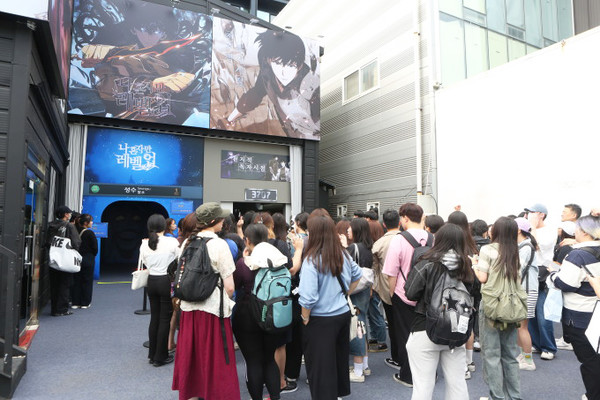 지난해 처음 열린 ‘2024 월드 웹툰 페스티벌’ 팝업스토어를 찾은 팬들 모습 (사진=한국콘텐츠진흥원)