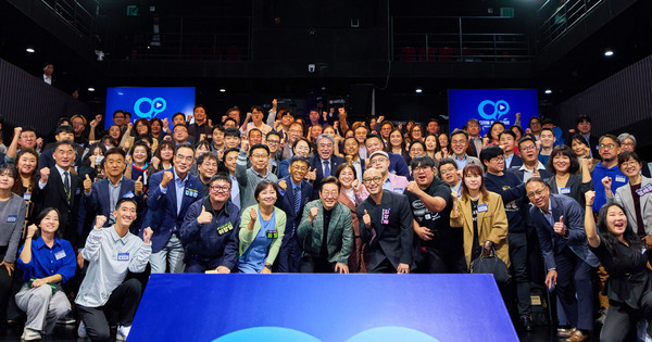 이재명 대통령이 14일 서울 동대문구 콘텐츠문화광장에서 디지털토크라이브 ‘국민의 목소리, 정책이 되다’ 간담회 종료 후 참석자들과 기념촬영을 하고 있다.(사진=대통령실) 