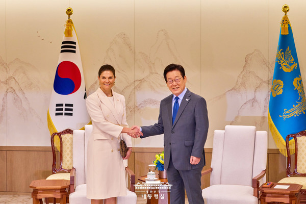 이재명 대통령이 15일 서울 용산 대통령실 청사에서 스웨덴 빅토리아 왕세녀와 악수하고 있다.(사진=대통령실)