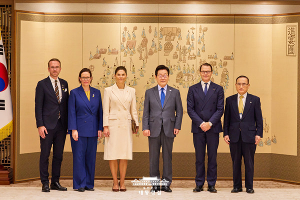 이재명 대통령이 15일 서울 용산 대통령실 청사에서 스웨덴 빅토리아 왕세녀와 접견 전 기념촬영을 하고 있다.(사진=대통령실)