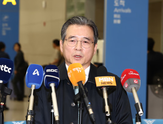 미국 워싱턴DC에서 미국 정부와 관세 협상을 하고 19일 인천공항을 통해 귀국한 김용범 대통령실 정책실장이 협상 결과를 설명하고 있다.(사진=TV 화면 갈무리)