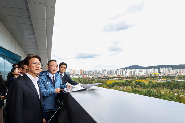 김민석 국무총리가 지난 17일 경주를 방문해 APEC 경제인행사 준비 현장을 점검하고 있다.(사진=국무총리실)