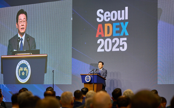 이재명 대통령이 20일 경기 고양시 킨텍스에서 열린 ‘2025 서울 국제 항공우주 및 방위산업 전시회(ADEX)’ 개막식에서 축사를 하고 있다.(사진=대통령실)