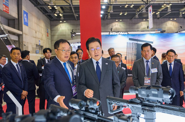 이재명 대통령이 20일 경기 고양시 킨텍스에서 열린 ‘2025 서울 국제 항공우주 및 방위산업 전시회(ADEX)’에 참석해 전시품을 살펴보고 있다.(사진=대통령실)
