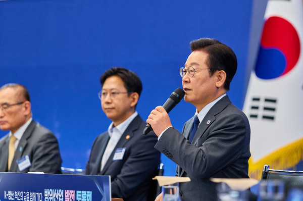 이재명 대통령이 20일 경기도 고양시 킨텍스에서 열린 방위산업 발전 토론회에서 발언하고 있다.(사진=대통령실)