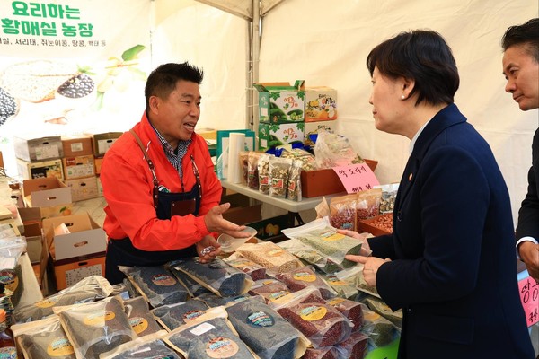 송미령 농림축산식품부 장관이 20일 서울광장에서 열린 ‘2025 지역상생직판행사’ 현장을 둘러보며 지역 농산물 관계자들의 의견을 듣고 있다.(사진=농림축산식품부)