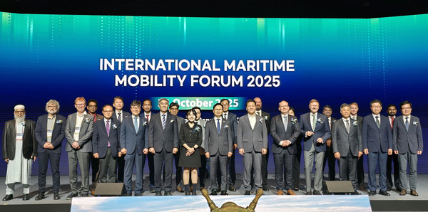 ‘2025 첨단 해양 모빌리티 국제포럼’ 참석자들이 기념 촬영을 하고 있다.(사진=선박해양플랜트연구소)