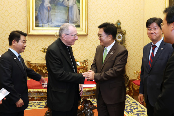 우원식 의장이 피에트로 파롤린 교황청 국무원장과 인사를 나누고 있다.(사진=국회의장실)