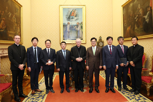 우원식 의장이 피에트로 파롤린 교황청 국무원장 면담 참석자들과 기념촬영을 하고 있다.(사진=국회의장실)