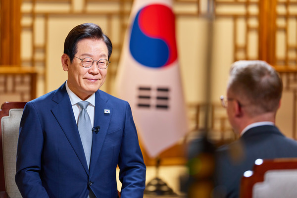 이재명 대통령이 22일 용산 대통령실 자유홀에서 CNN과 인터뷰를 하고 있다.(사진=대통령실)